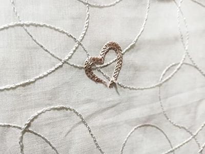 Home Tresor - Coppia Tende a Vetro | Tende per Interni Cucina, Cameretta, Soggiorno | Mod. Kiretta B3 Semitrasparente Base Bianca (60x150 cm, Cuori Beige)