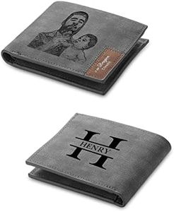 Jeweidea Portefeuille en Cuir avec Nom Alphabet Gravé pour Homme Portefeuille à Deux Volets avec Lettre Personnalisée avec Porte-Cartes RFID pour Mari, Père, Petit Ami pour Anniversaire de Noël
