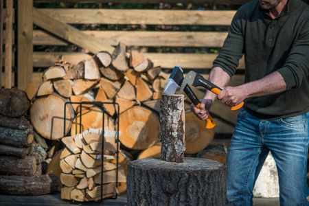 Fiskars X11 Splitting Axe – 1.1kg Lightweight Wood Chopper