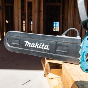 Makita 18V Cordless Brushless Chainsaw – Electric Power Tool