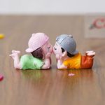 eCraftIndia Cute Kissing Couple Decorative Showpiece - Valentine's Day Gifts for Girlfriend, Boyfriend, Husband, Wife, Him, Her (Polyresin, Multicolor)