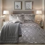 Soiree - Luxury Silver Ogee Velvet Duvet Cover - King Bedding Size (230 x 220cm) - 2x Pillowcases - Soft & Cosy Velvet Bedding in Silver -Jacquard - Luxury Bedding - Glamorous Silver Velvet Duvet Sets