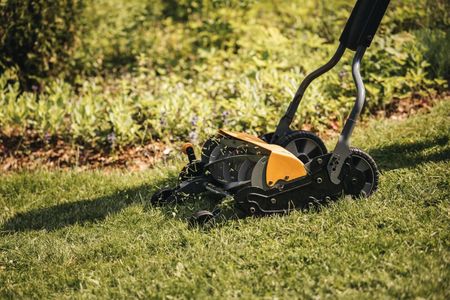 Fiskars StaySharp Max Reel Lawn Mower – 46cm Contactless Cutting, Black/Orange