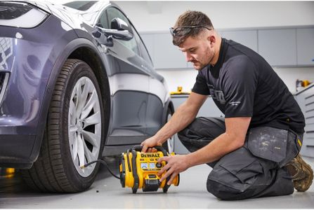 DEWALT 18V XR Cordless Inflator – Portable Air Compressor