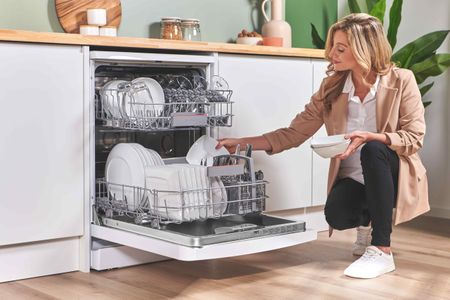 Bosch Series 4 Freestanding Dishwasher, 60cm, 13 Place Settings, ExtraDry, White