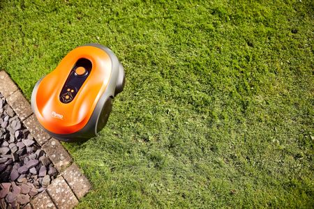 Flymo UltraLife 600 Robotic Lawnmower – Smart Wireless, Cut-to-Edge for Medium Lawns