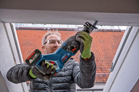 Bosch Professional 18V Cordless Reciprocating Saw – 2 Blades, Bare Tool