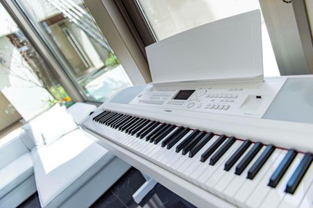 Yamaha DGX-670 Digital Piano, White – 88-Key Weighted Keyboard