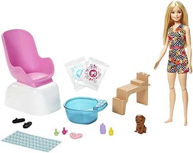 Barbie Salón de manicura y pedicura Muñeca con Accesorios y Set de baño, Sus uñas cambian de Color (Mattel GHN7)