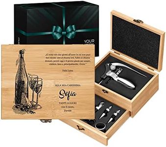 Maverton Accessori da vino La Dedica - Kit da Sommelier Personalizzato - Scatola in legno di bambù + 8 pezzi di Accessori Vino - regalo uomo - Giorni