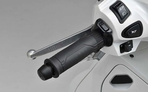 Honda LEAD125 (JK12-1000001~) 08T70-K2T-J00 Sport Grip Heater, Black