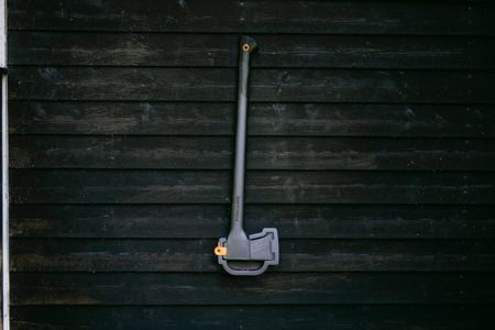 Fiskars Splitting Axe – Black/Orange, Heavy-Duty Wood Chopper