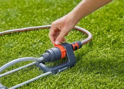 Gardena Aqua S Rectangular Lawn Sprinkler – 90–220m², 7–17m Range, Metal Filter