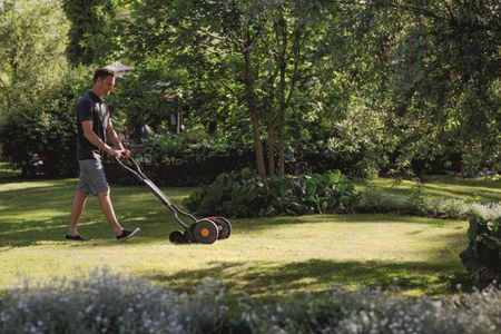 Fiskars StaySharp Plus Reel Mower – 43cm Blade-Free Cylinder Lawnmower