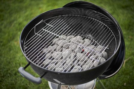 Weber Classic Kettle Charcoal Barbecue, 57cm – Porcelain-Enamelled, One-Touch Cleaning, Lid Thermometer, Black