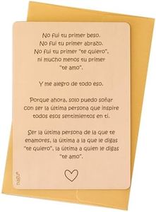 nagu® Tarjeta de Madera 'No fui tu Primer Amor', Regalos Originales para Hombre y Mujer, Regalos de pareja, regalos para tu novio o regalos san valentin. Idea para Regalo regalo san valentín hombre