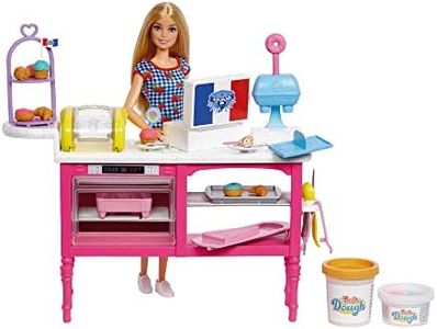 Barbie - Siamo in Due Playset Caffetteria con bambola "Malibu" e 18 accessori a tema pasticceria, tra cui pasta da modellare e stampi, Giocattolo per Bambini 5+ Anni, HJY19