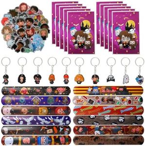 Sinwind Wizard Party Regalo, 82 Pezzi Harry Pott Regalo per Feste di Compleanno, 12 Braccialetti a Scatto, 10 Sacchetti Regalo, 50 Adesivi, 10 Portachiavi, Wizard Decorazione Compleanno