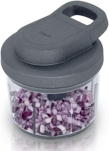 Zyliss Easy Pull Zwiebel­schneider Manuell, 800ml, Multizerkleinerer, Gemüse Zerkleinerer Manuell für Zwiebel, Obst, Gemüse (sogar Eis), Mit 3 Extra Scharfen Klingen im Patentierten Swiss Design, Grau