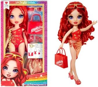 RAINBOW HIGH Swim & Style - Ruby (Rojo) - Muñeca de 28 cm con Envoltorio Brillante y +10 Estilos - Traje de Baño Extraíble, Sandalias, Accesorios de Juego - para Niños y Niñas de 4-12 Años