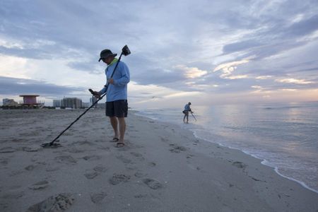 MINELAB Equinox 800 Waterproof Metal Detector  – Multi-Frequency, Wireless Headphones