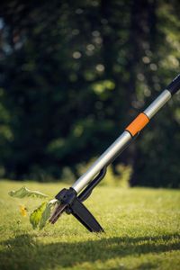 Fiskars SmartFit Adjustable Weed Puller – Garden Weeding Tool