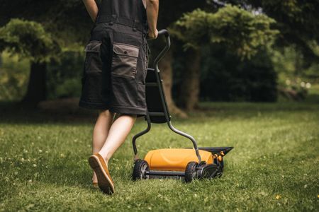 Fiskars StaySharp Max Reel Lawn Mower – 46cm Contactless Cutting, Black/Orange