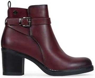 BOSANOVA Botines de mujer con caña baja de 14 cm, tacón ancho de 6'4 cm y detalle de tira con hebilla decorativa en el lateral. Cierre con cremallera interior. Calzado para mujer BURDEOS 38