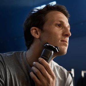 Philips Series 7000 Electric Shaver – Wet & Dry Men’s Razor