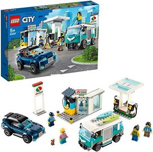 LEGO 60257 City Turbo Wheels La Station-Service Set de Construction avec 4x4, Camping-Car et Planches de Surf, Voitures-Jouets pour Enfants