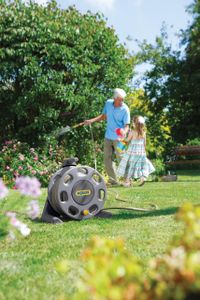 Hozelock Compact Hose Reel 25m – Integrated Handle, Fittings & Nozzle