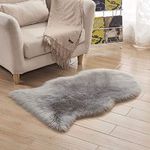 FAMI Faux Fur Sheepskin Style Rug，Faux Fleece Chair Cover Seat Pad Soft Fluffy Shaggy Area Rugs for Bedroom Sofa Floor (60x90cm, Gray)