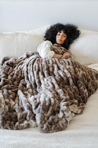 SARANONI Double Ruched Faux Fur Throw Blanket | Super Soft, Comfy and Fluffy Blankets | Decorative Accent for Sofa or Bed | Chocolate Blend - XL 60"x80"