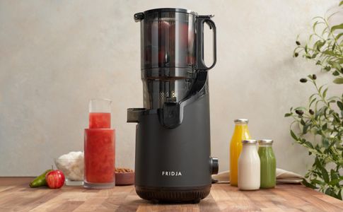 Fridja f1900 Cold Press Juicer – Slow Masticating Juice Extractor