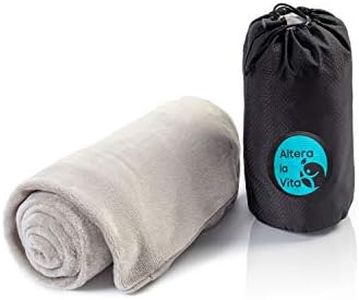 ALTERA LA VITA Couverture de voyage, plaid en polaire – chaude et douce – bien compressible avec poche – 150 x 130 cm – pour les voyages en avion, en train ou en voiture, pour l'extérieur ou le