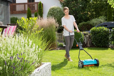 Gardena Classic Manual Cylinder Lawn Mower 33cm – Low-Noise, Precision Steel Blades
