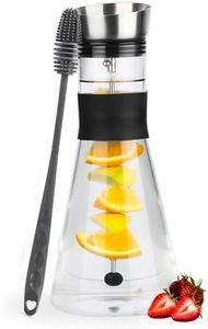 Belle Vous Glaskaraffe mit Deckel & Fruchtspießeinsatz - 1,4L Wasserkaraffe mit Edelstahldeckel & Reinigungsbürste - Für Wasser & Saft - Karaffe Glas mit Deckel - Wasserkrug