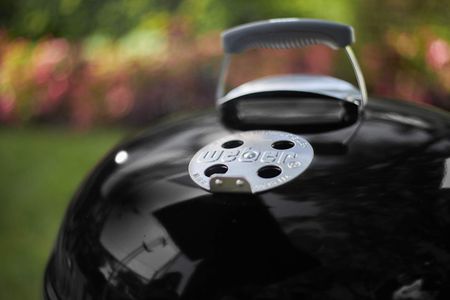 Weber Classic Kettle Charcoal Barbecue, 57cm – Porcelain-Enamelled, One-Touch Cleaning, Lid Thermometer, Black