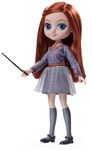 Wizarding World Harry Potter Ginny Weasley Doll 20 cm Articulated Ginny Weasley Figurine - Magic Wand Hogwarts Uniform - Harry Potter Universe Figurine - Child Toy 5 Years and Up