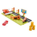 Mattel Disney and Pixar Cars Playset with 3 Toy Vehicles & 2 Ways to Play, Frank Escape & Stunt Race Playset Includes Lightning McQueen, HRX48