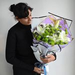 FlowerAura Fresh Live Flower Bouquet of 5 Stems of Green Daisy & 2 White Lily Flowers For Birthday Gift, Anniversary Gift, Wedding Gift, Farewell Gift & Gift For Special Occasions (Same Day Delivery)