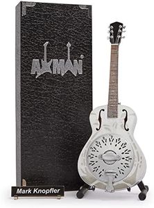 Axman - Réplica en miniatura de la guitarra de Mark Knopfler, hecha a mano a escala 1/4, ornamental, con caja de exposición, con etiqueta para el nombre y soporte, regalos musicales, estante incluido