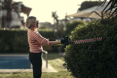 Greenworks 40V Cordless Hedge Trimmer – Lightweight, Battery Powered