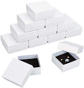 NBEADS 12 cajas de cartón de 7,5 x 7,5 x 3,5 cm, caja de regalo de papel cuadrado blanco con relleno de esponja para colgantes, collares, pulseras, embalaje de regalo, envío