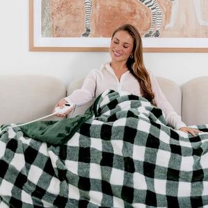 Dreamaker Gingham Plush Fleece & Warm Flannel Electric Heated Throw Blanket 160x130cm Machine Washable Soft Plush Reversible Snuggle Rug Energy Efficient Overheat Protection 9 Heat Settings - Green