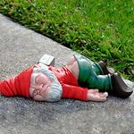 KEONSEN Large 9.5 inch Funny Drunk Gnome Garden Decor, Creative Garden Gnomes Outdoor Patio Decor, Resin Statues Gift, Yard Decorations Outdoor Decorations Patio and Yard Lawn Porch Decor (Red)