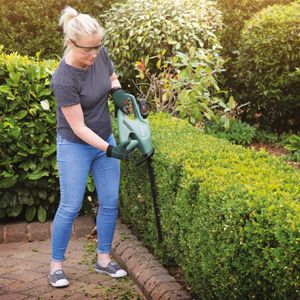 Bosch Cordless Hedge Cutter EasyHedgeCut 18-45 – Lightweight 45cm Blade