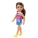 Mattel - Barbie Chelsea Friend Doll, Wearing Pink Shirt with a Dog on a Skateboard, Tie-Dye Shorts and Yellow Shoes