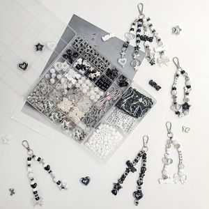 SUIMZESTI 530Pcs Black White Beaded Keychain Making Kit for Women, Y2K Acrylic Beads Bag Charm Key Chain Jewerly Making Kit DIY Accessoriess Crafts Gifts