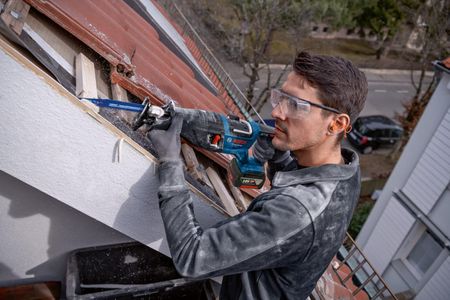 Bosch Professional 18V Cordless Reciprocating Saw – 2 Blades, Bare Tool